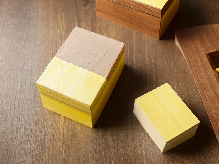 Gelber Karteikasten aus Holz mit handgeschriebenen Notizzetteln zur Ahnenarbeit und energetischem Schutz für Hochsensible