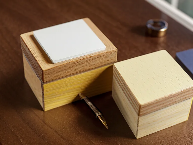 Detailansicht eines gelben Karteikastens mit handschriftlichen Notizen zur Ahnenarbeit.
