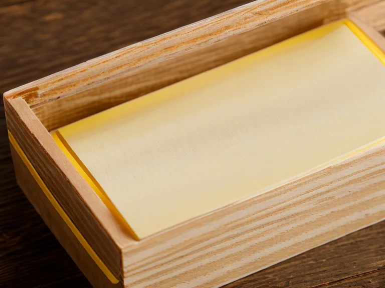 Gelber Karteikasten mit handschriftlichen Notizen als Teil meiner Ahnenarbeit und meines Selbsthilfe-Tagebuchs